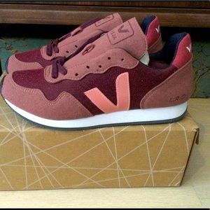 NEW Beautiful dried petal burgundy Veja sneakers